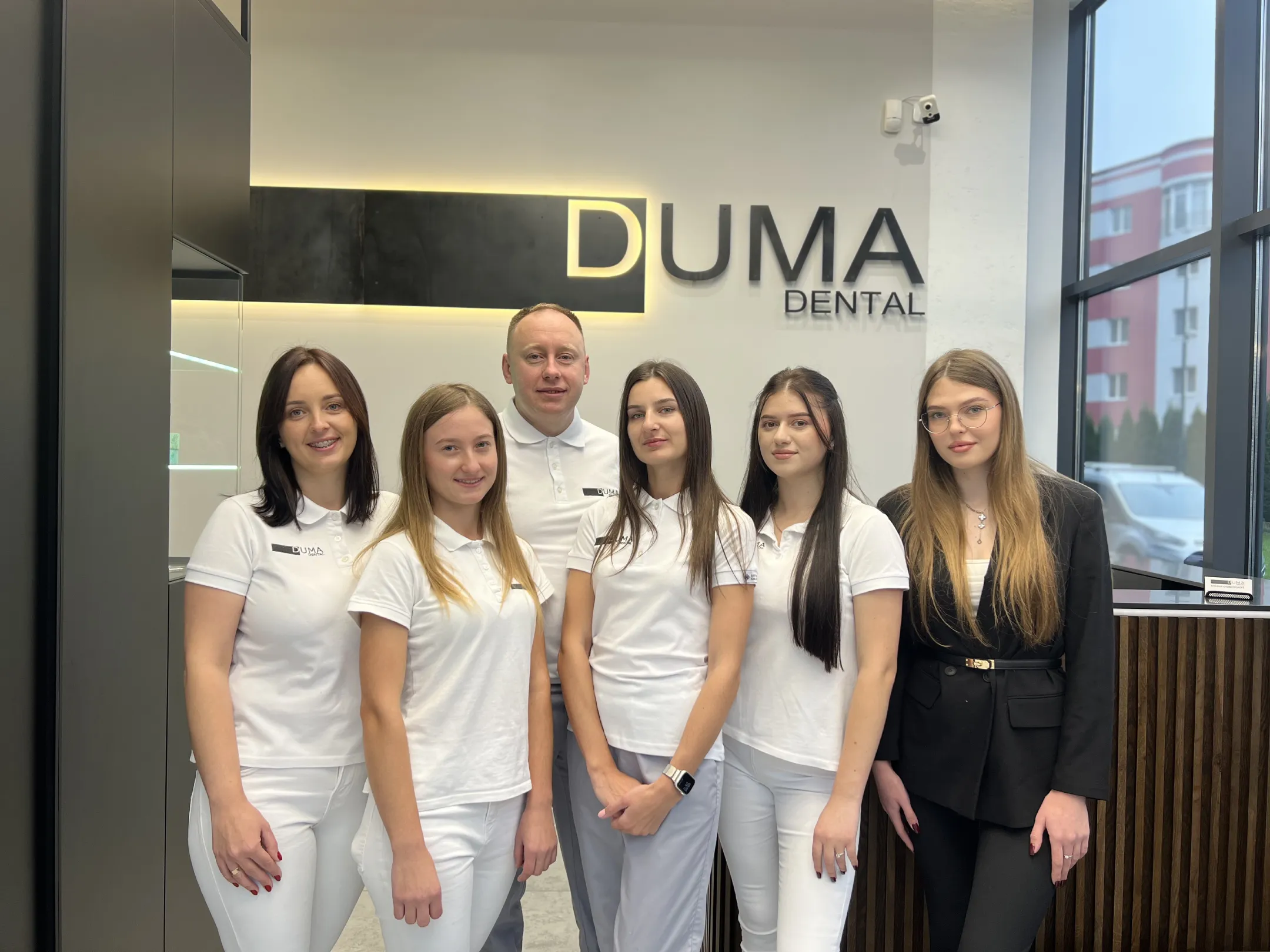 Zespół DUMA Dental w recepcji kliniki w Nowojaworowsku