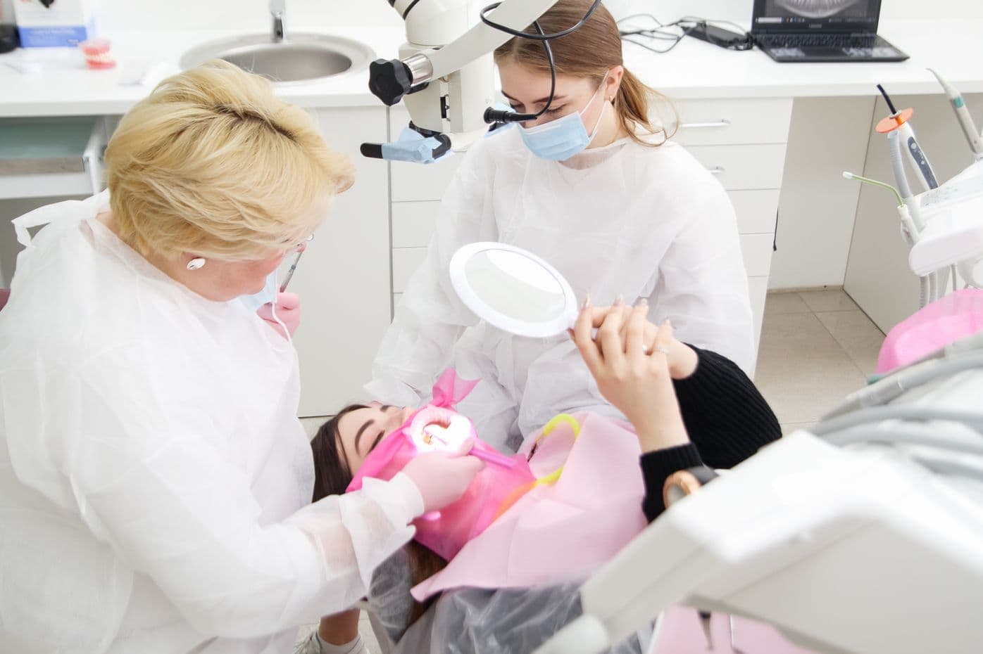 Lekarka City Smile podczas zabiegu stomatologicznego