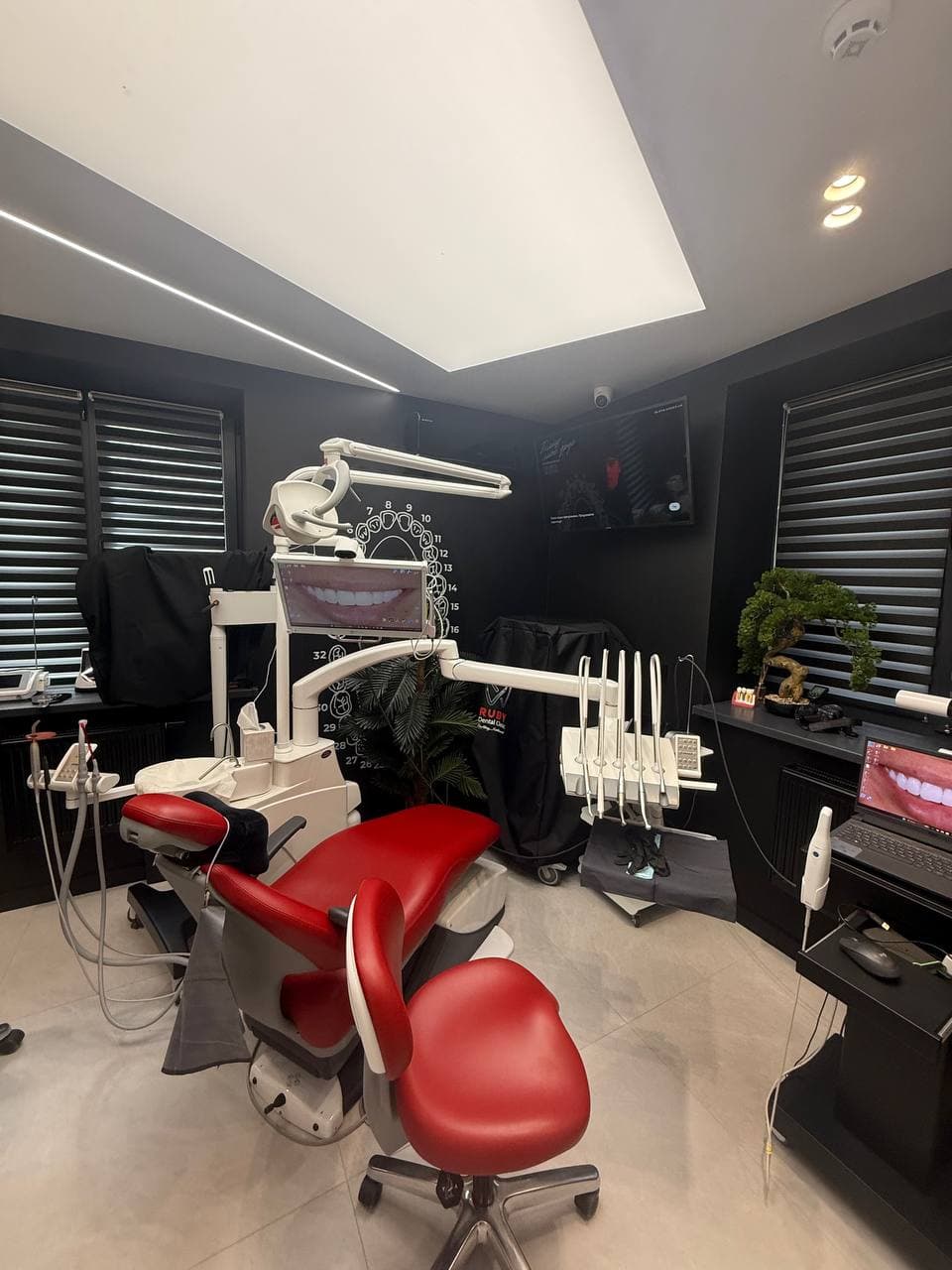 Fotel i sprzęt diagnostyczny w Ruby Dental