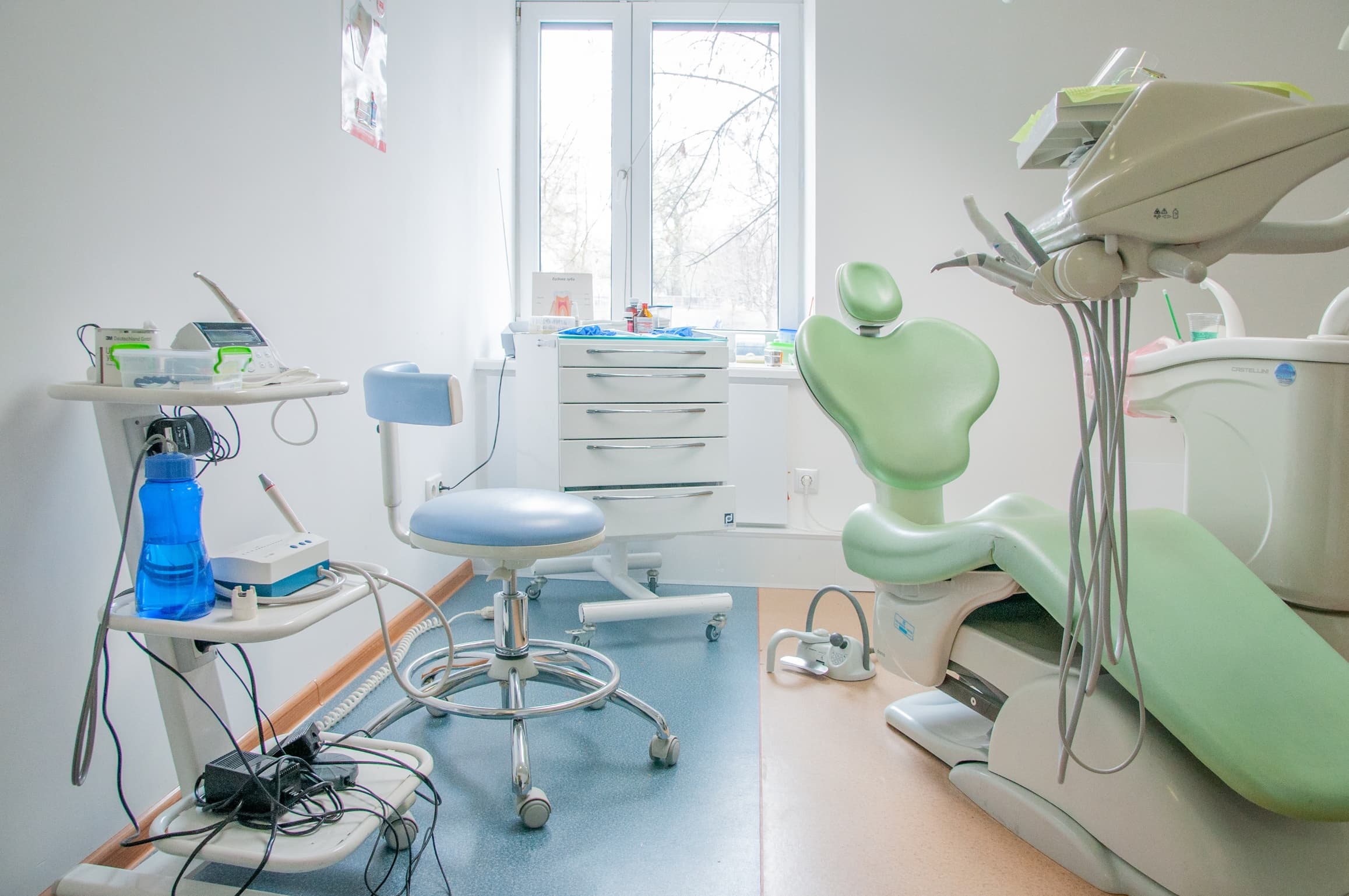 Jasny gabinet zabiegowy kliniki Dental Euro