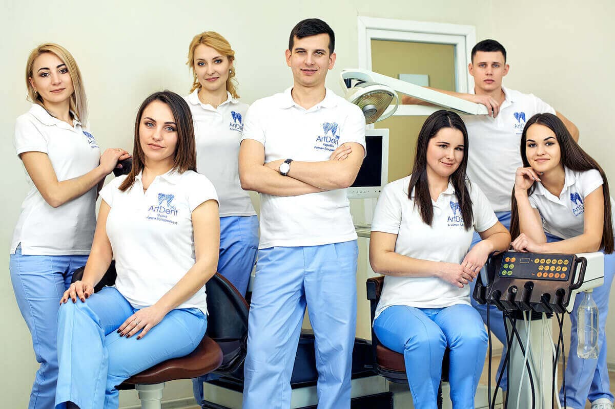 Zespół kliniki ArtDent w gabinecie w Samborze