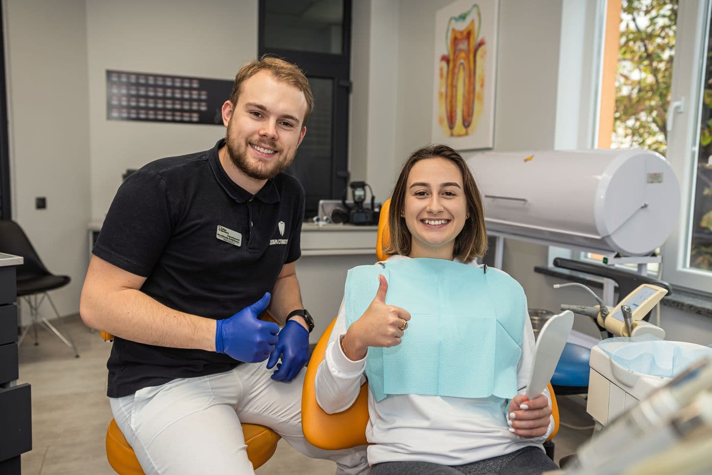 Lekarz Dobrej Stomatologii z pacjentką po wizycie