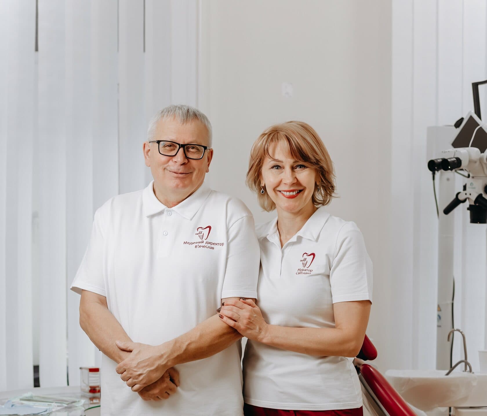 Lekarze kliniki SVdent w gabinecie zabiegowym
