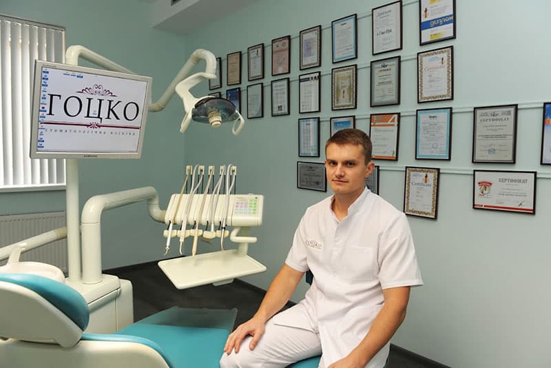 Lekarz kliniki Gotsko w gabinecie